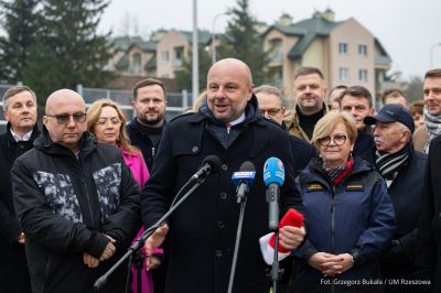 zdjęcie z uroczystego otwarcia drogi łączącej ul. Krzyżanowskiego z ul. Wieniawskiego w Rzeszowie, fot. Grzegorz Bukała, Urząd Miasta Rzeszowa